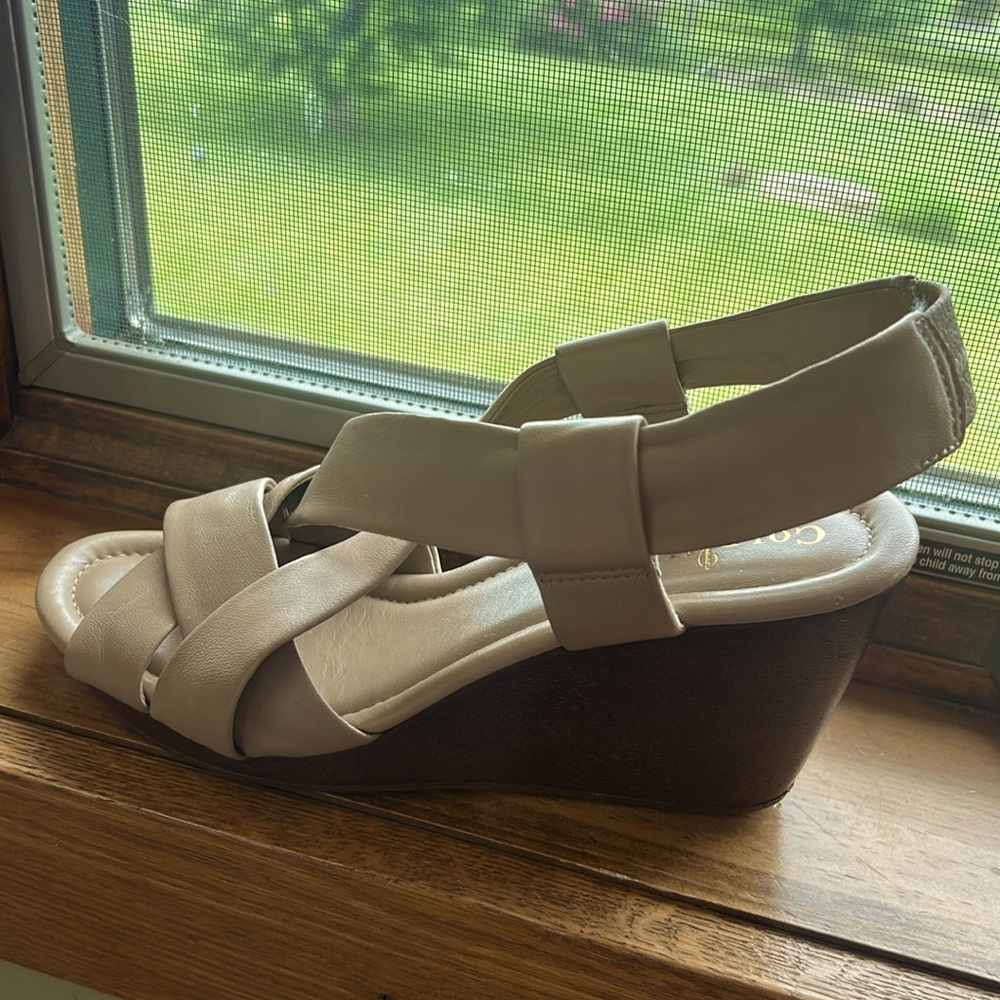 Pre-owned Cole Haan Nike Air 💯 leather Wedge Sandals Sz 9

Excellent condition